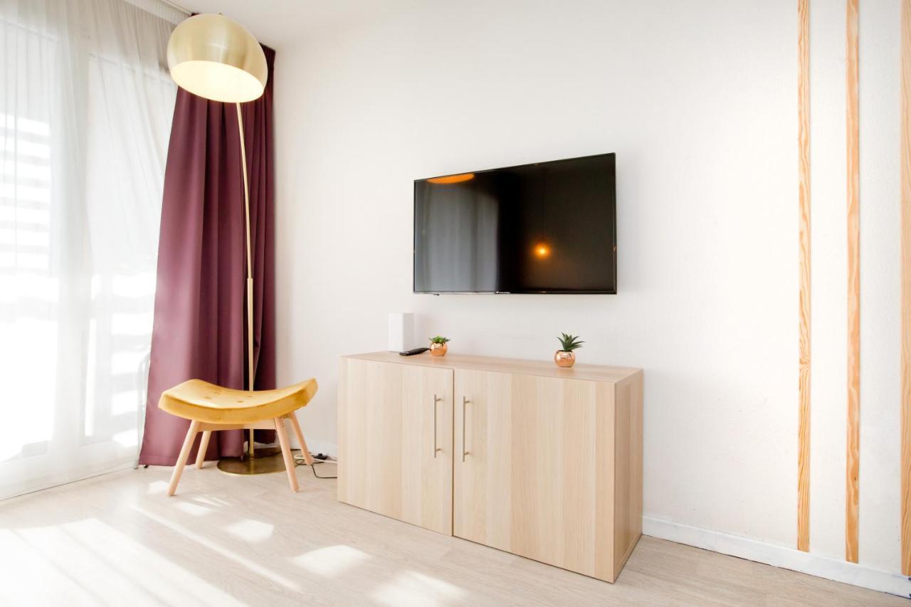 Grand Studio Avec Climatisation, Balcon Proche Gare Centre Ville Lourdes Luaran gambar